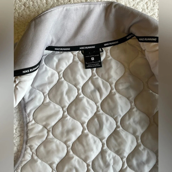 Nike Aerolayer Running Vest, gray/black. Women’s small - Picture 4 of 10